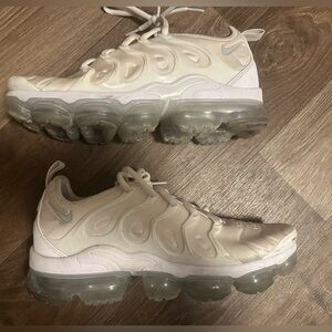 🔥 MEN'S NIKE AIR VAPORMAX PLUS RUNNING SHOES WHITE / PURE PLATINUM Sz 9.5  *READ